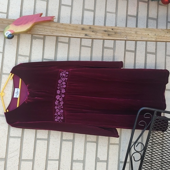 Rare Editions Velvet Dress in Burgundy with Floral Detail - Picture 3 of 10